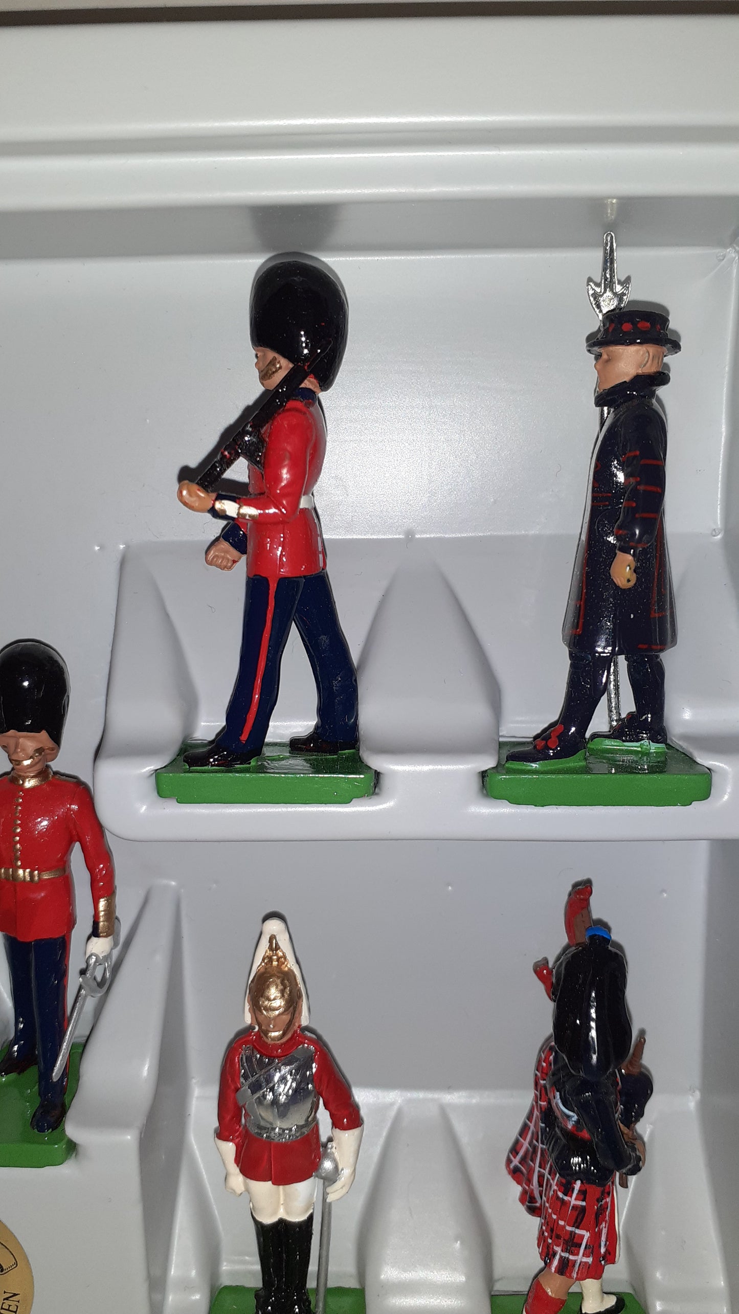 BRITAINS 8007 All The Queens Men Pipers Beefeaters Boxed Guards 1990 1:32 S817