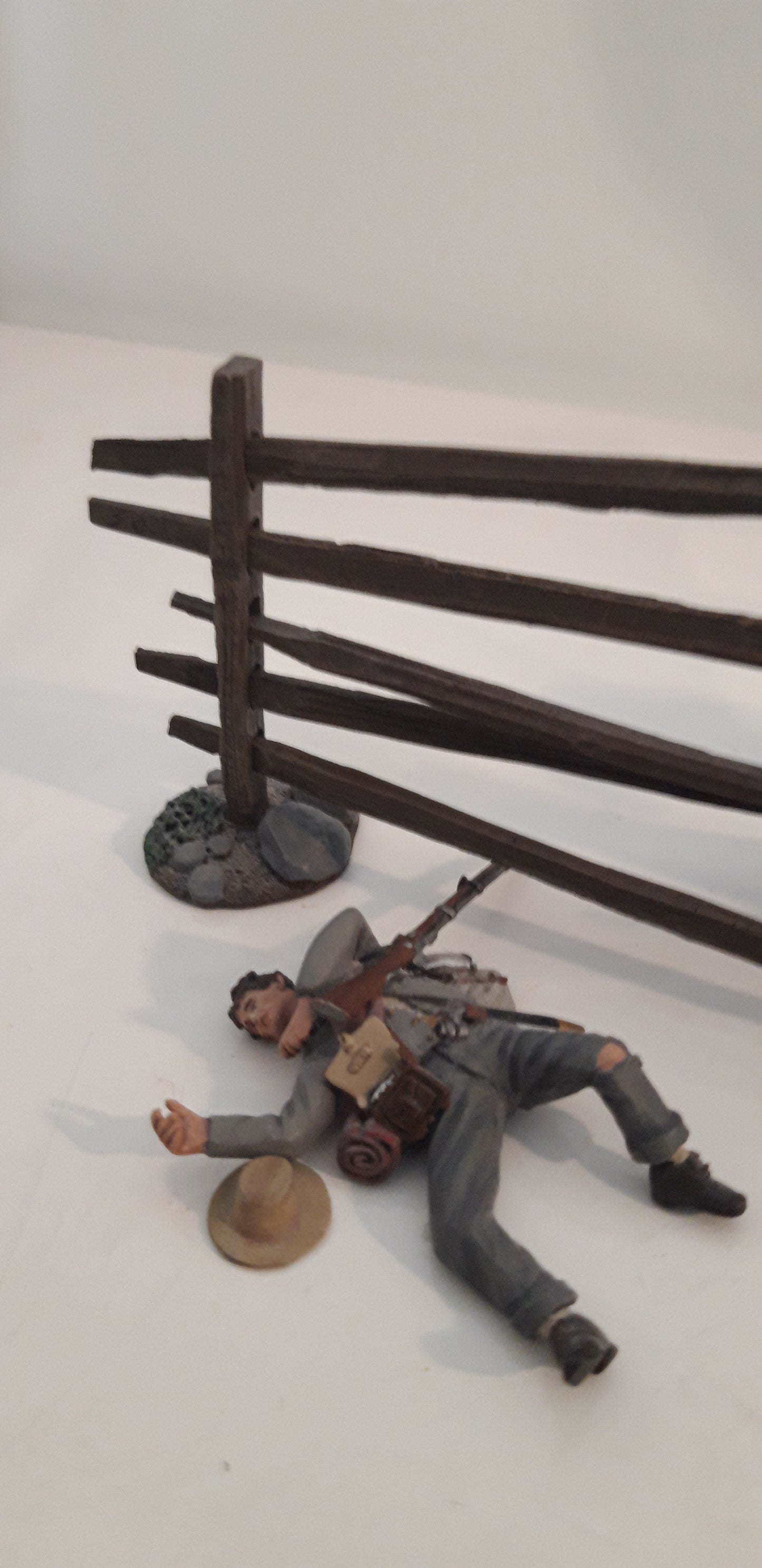 Britains 31221 2013 Acw Confederate Come On Boys Over Fence boxed 1:32 Wdb