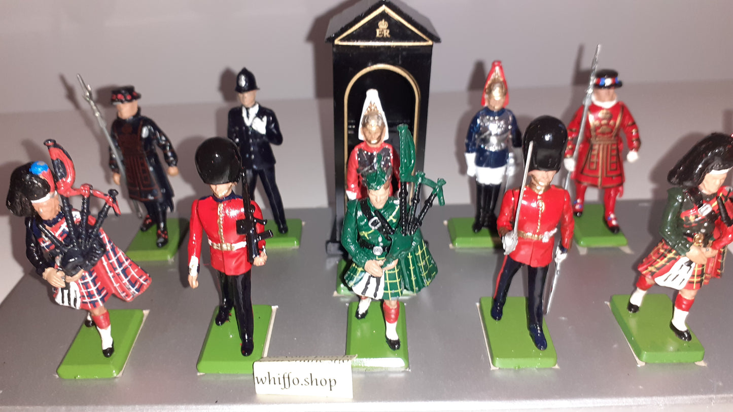 BRITAINS 8007 All The Queens Men Pipers Beefeaters Boxed Guards 1989 1:32 S125