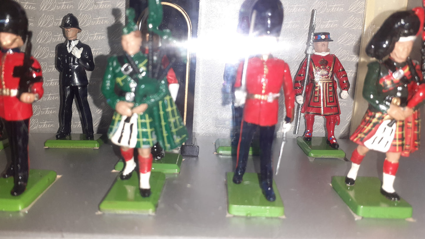 BRITAINS 8007 All The Queens Men Pipers Beefeaters Boxed Guards 1989 1:32 S125