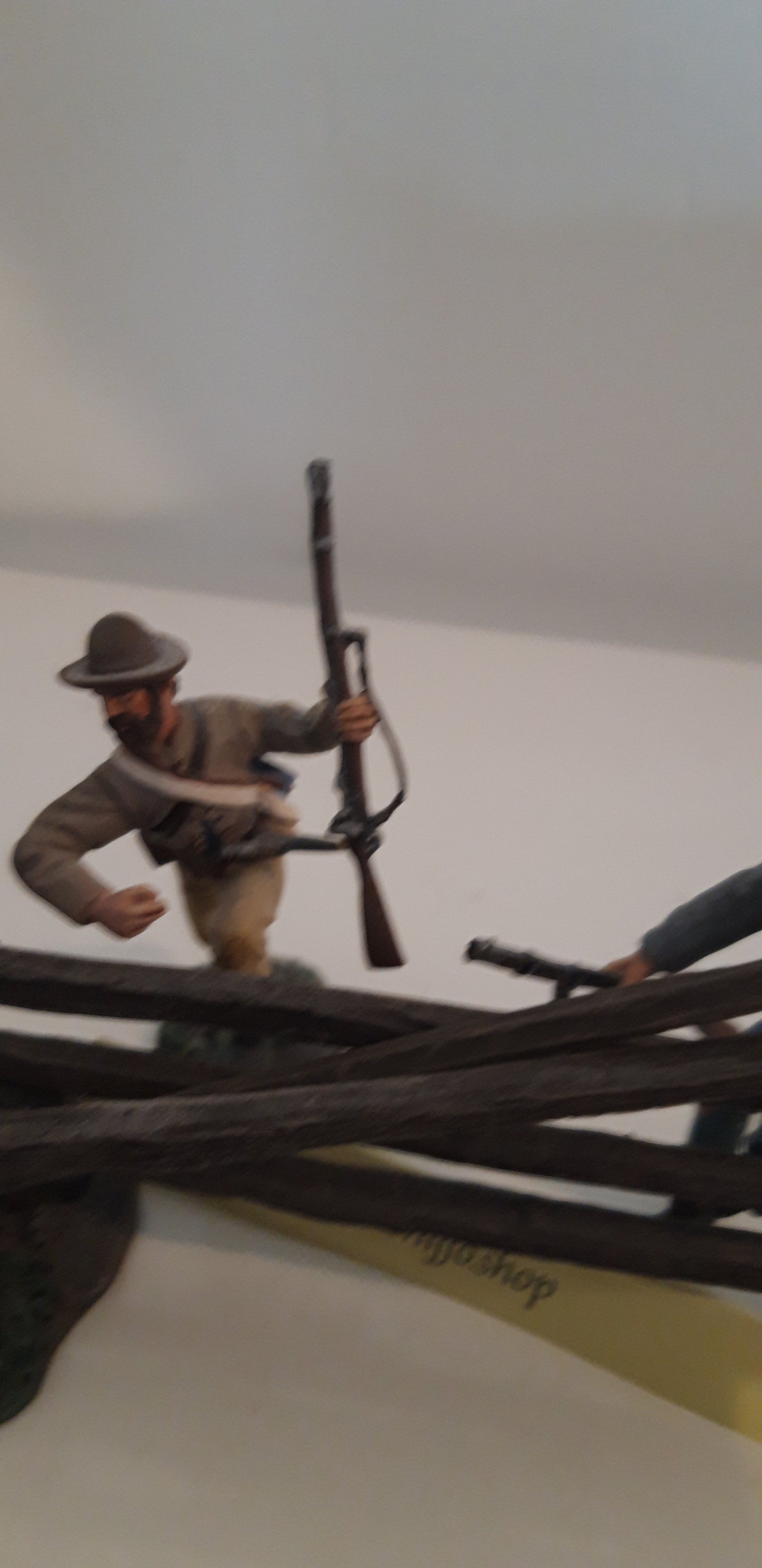 Britains 31221 2013 Acw Confederate Come On Boys Over Fence boxed 1:32 Wdb