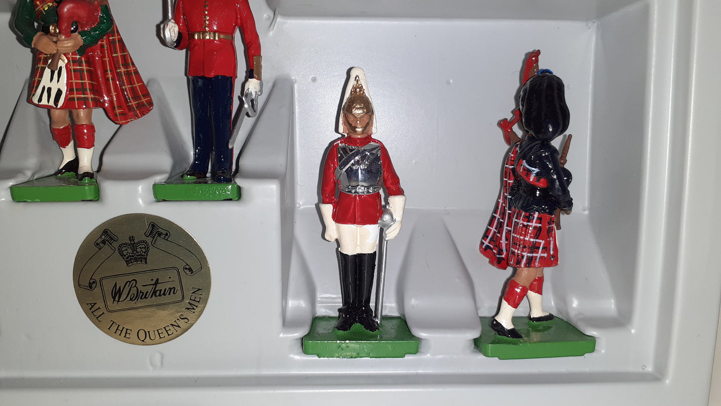 BRITAINS 8007 All The Queens Men Pipers Beefeaters Boxed Guards 1990 1:32 S817