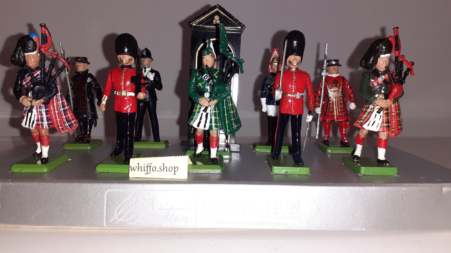 BRITAINS 8007 All The Queens Men Pipers Beefeaters Boxed Guards 1989 1:32 S125