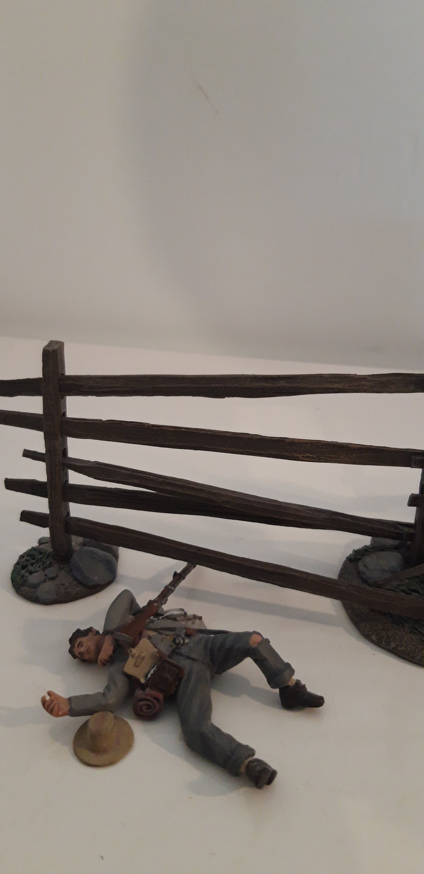 Britains 31221 2013 Acw Confederate Come On Boys Over Fence boxed 1:32 Wdb