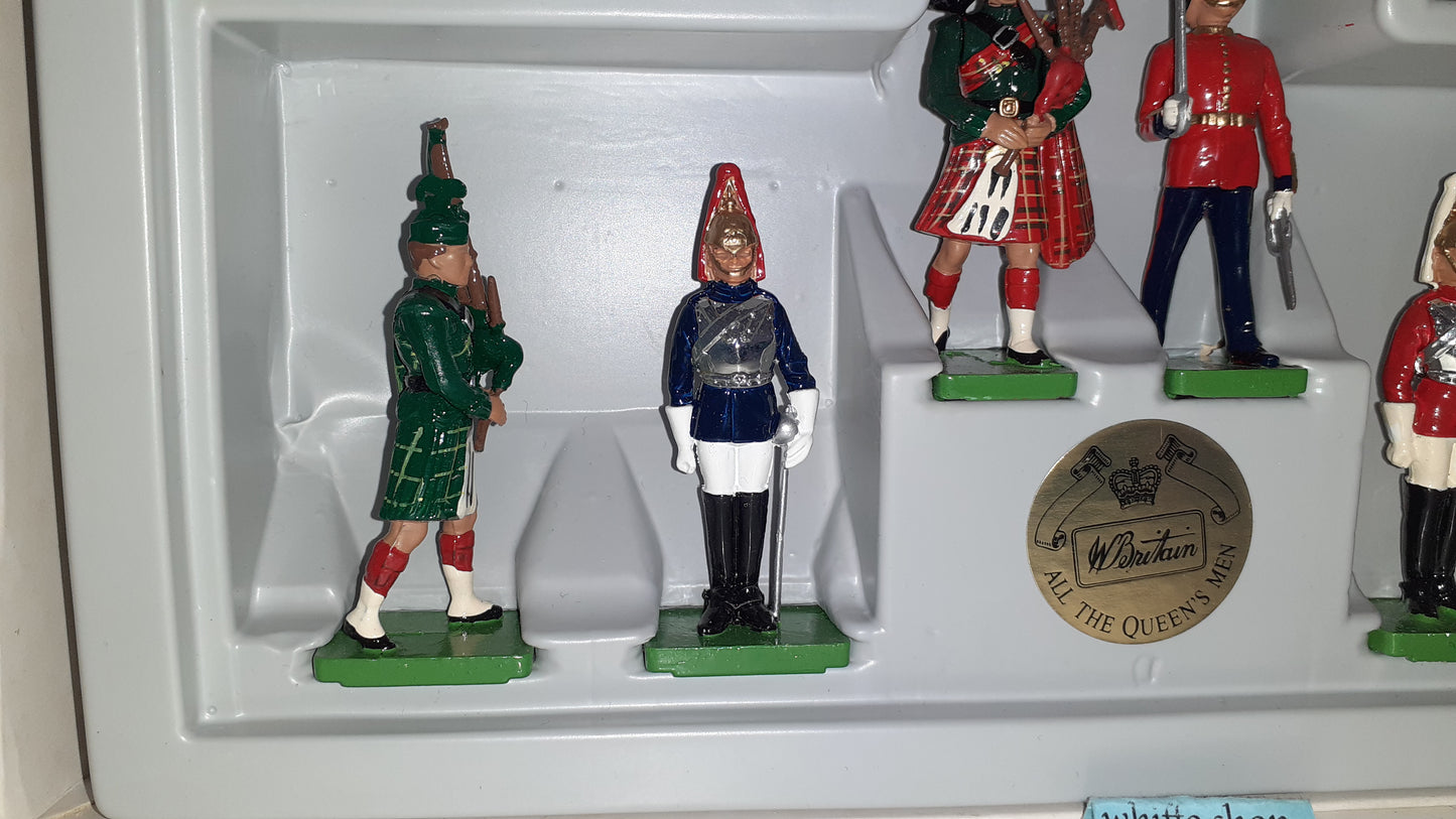BRITAINS 8007 All The Queens Men Pipers Beefeaters Boxed Guards 1990 1:32 S817