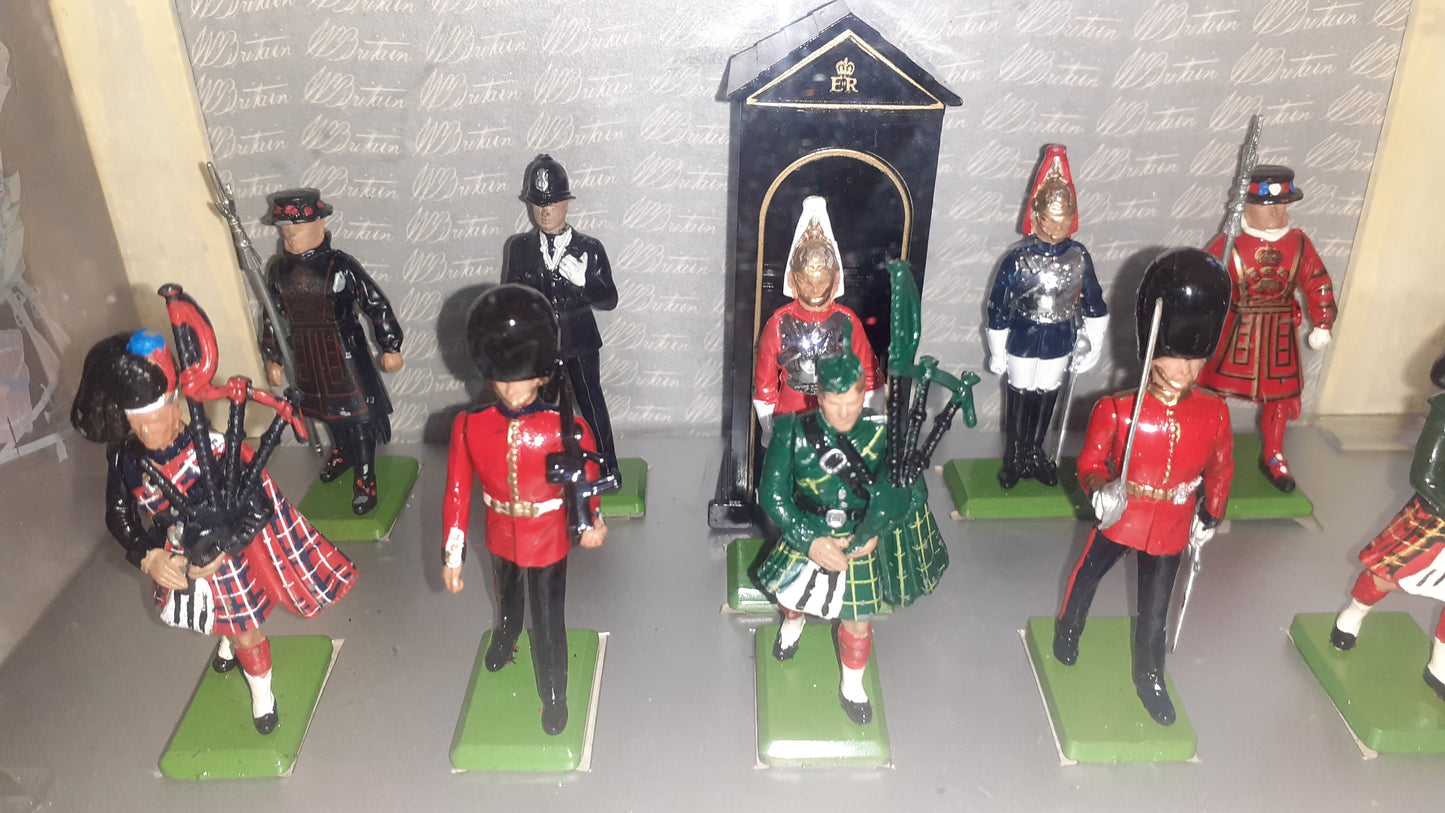 BRITAINS 8007 All The Queens Men Pipers Beefeaters Boxed Guards 1989 1:32 S125