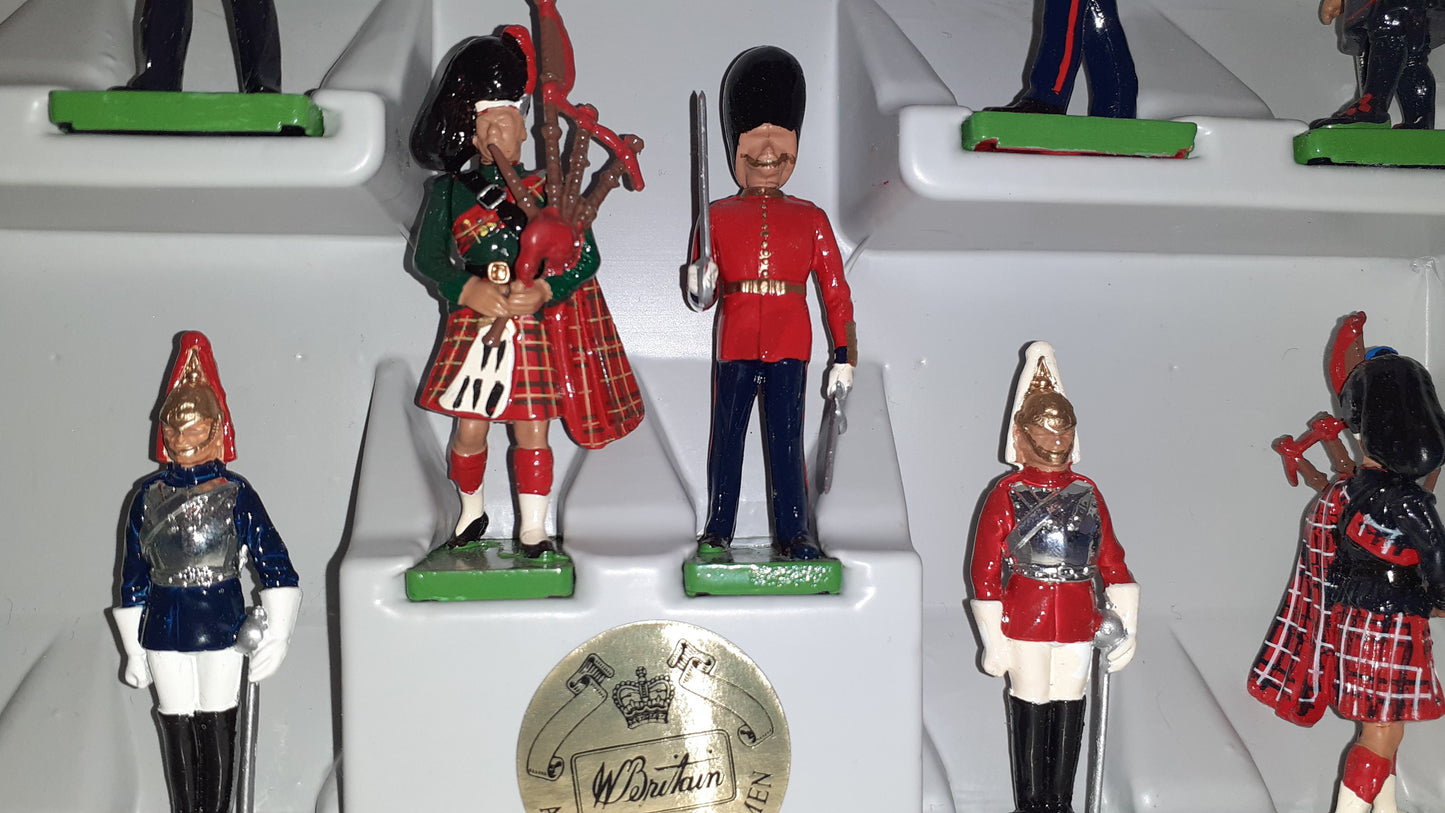 BRITAINS 8007 All The Queens Men Pipers Beefeaters Boxed Guards 1990 1:32 S817