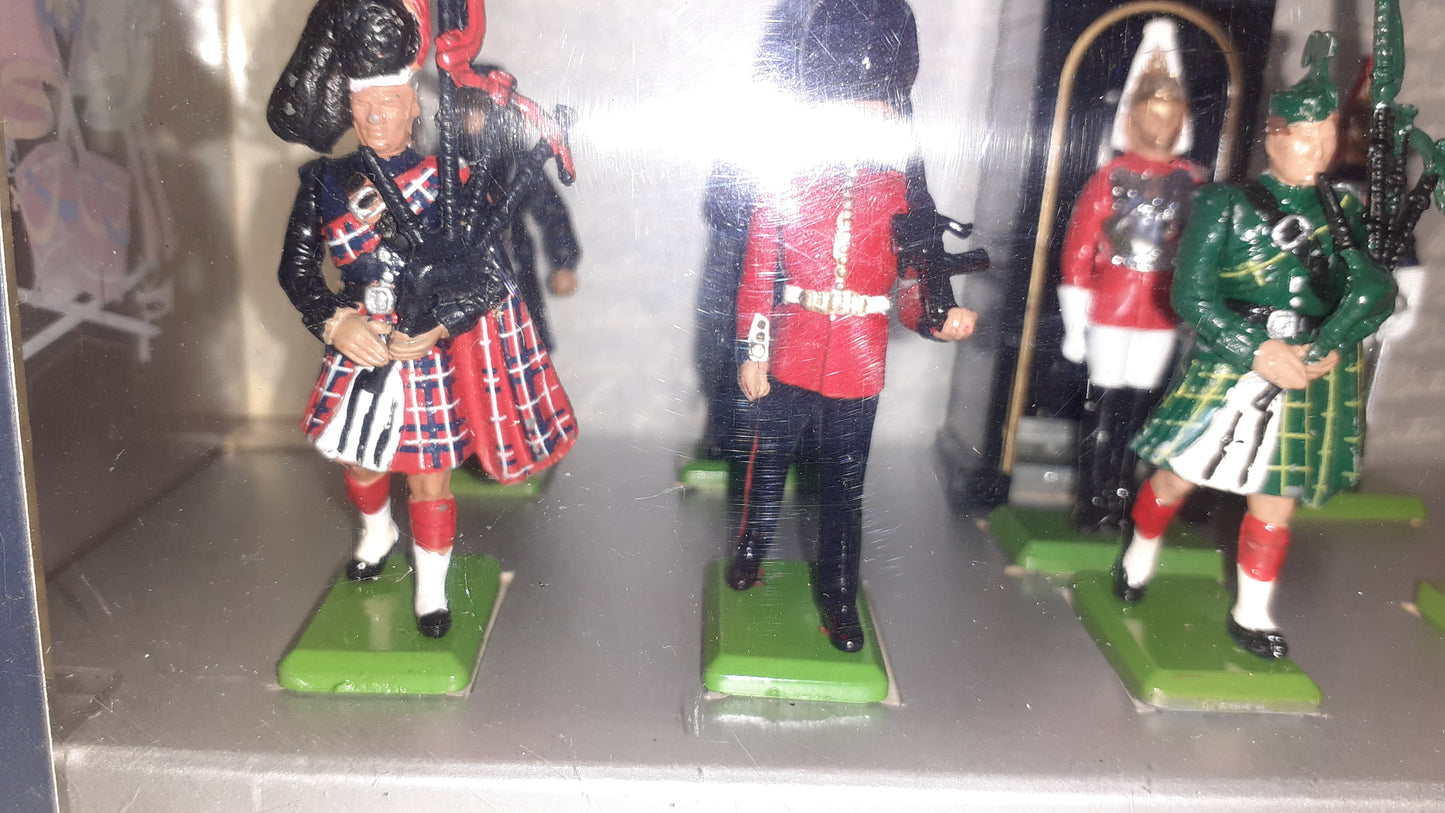 BRITAINS 8007 All The Queens Men Pipers Beefeaters Boxed Guards 1989 1:32 S125