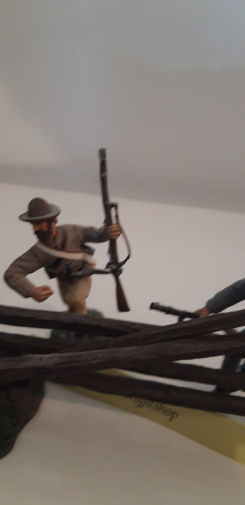 Britains 31221 2013 Acw Confederate Come On Boys Over Fence boxed 1:32 Wdb