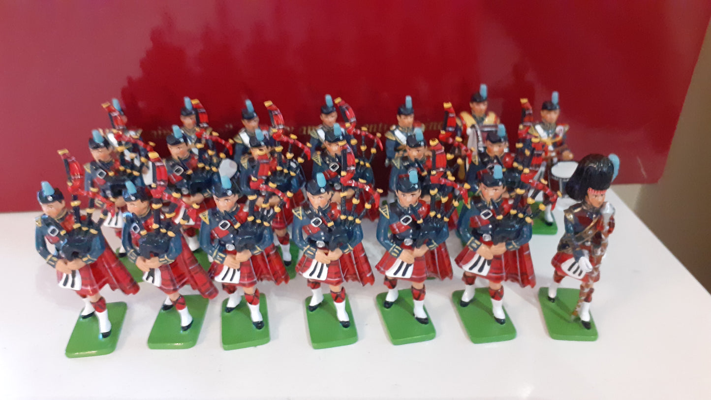 BRITAINS 43041 raf leuchars pipes drums large 20 piece BAND 2005 1:32 boxed