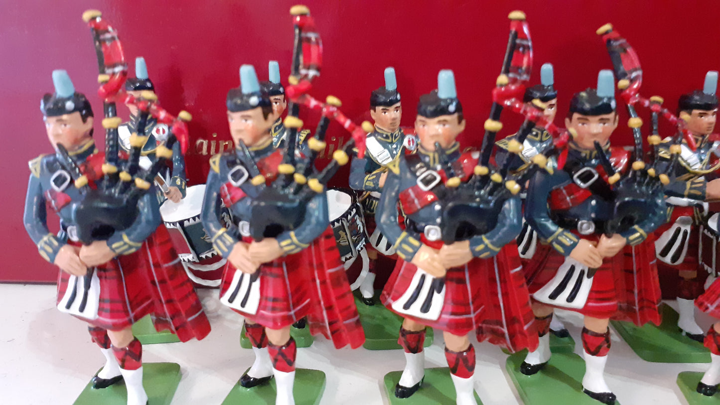 BRITAINS 43041 raf leuchars pipes drums large 20 piece BAND 2005 1:32 boxed