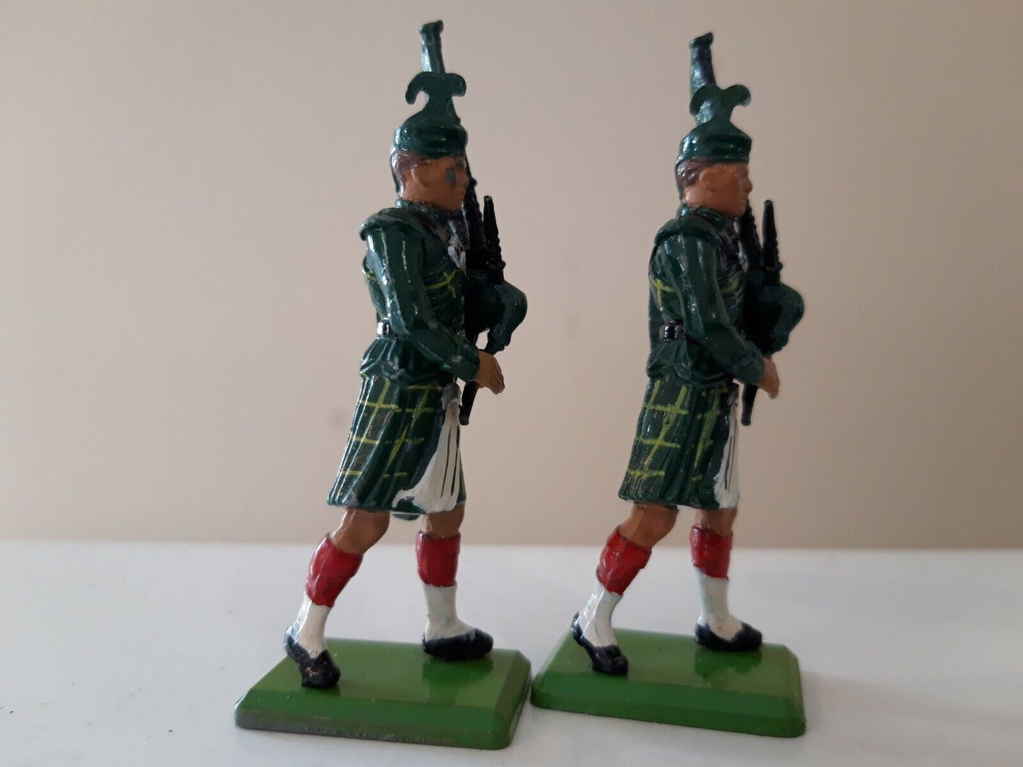 Britains ceremonial cameron band pipers buckingham palace 1:32 1980s b2 0411
