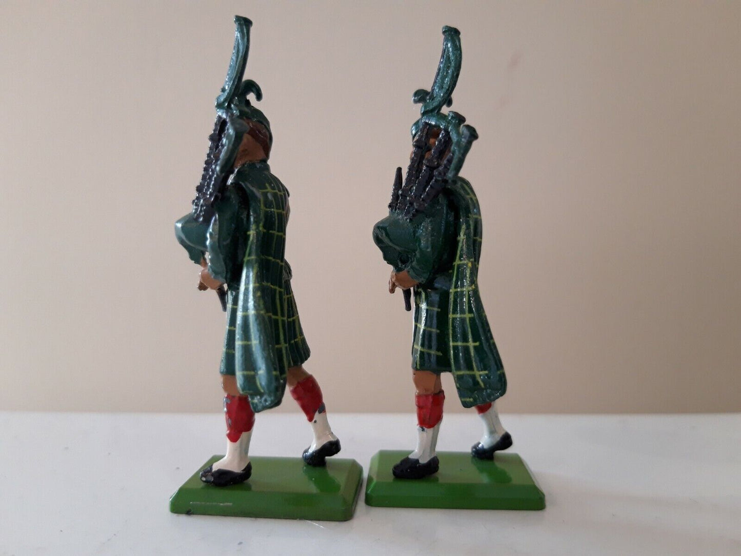 Britains ceremonial cameron band pipers buckingham palace 1:32 1980s b2 0411
