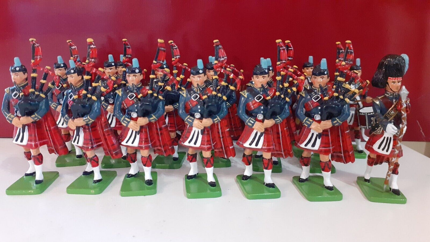 BRITAINS 43041 raf leuchars pipes drums large 20 piece BAND 2005 1:32 boxed