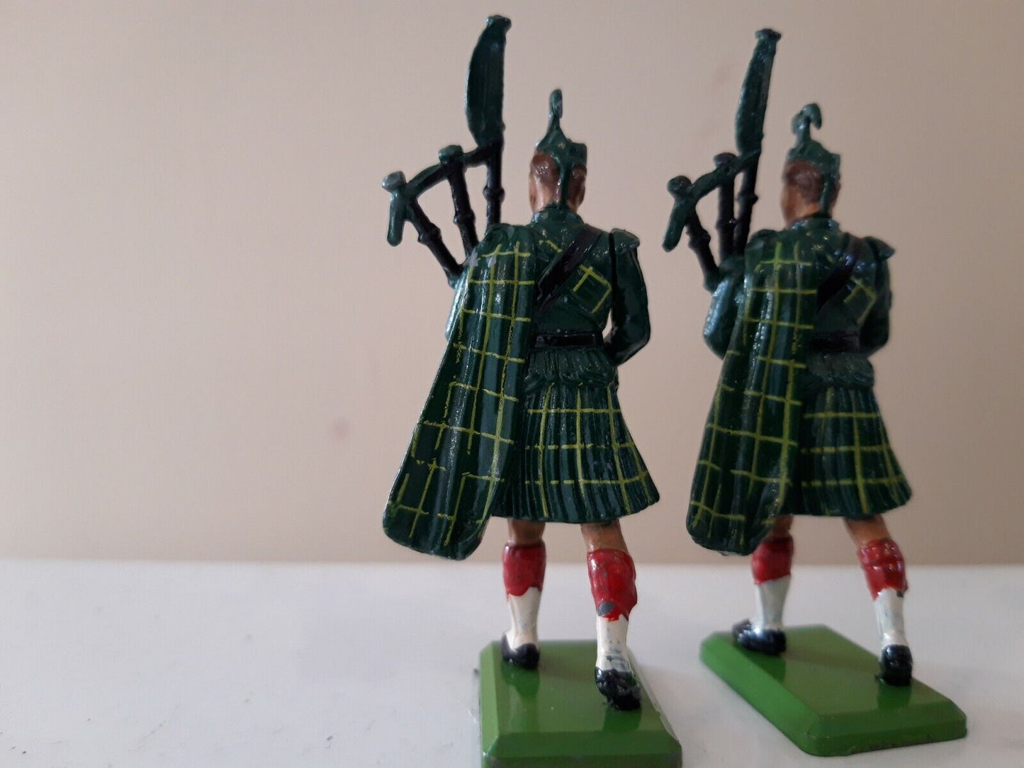 Britains ceremonial cameron band pipers buckingham palace 1:32 1980s b2 0411