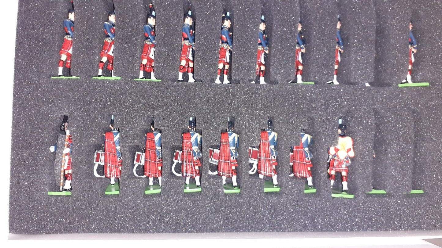 BRITAINS 43041 raf leuchars pipes drums large 20 piece BAND 2005 1:32 boxed
