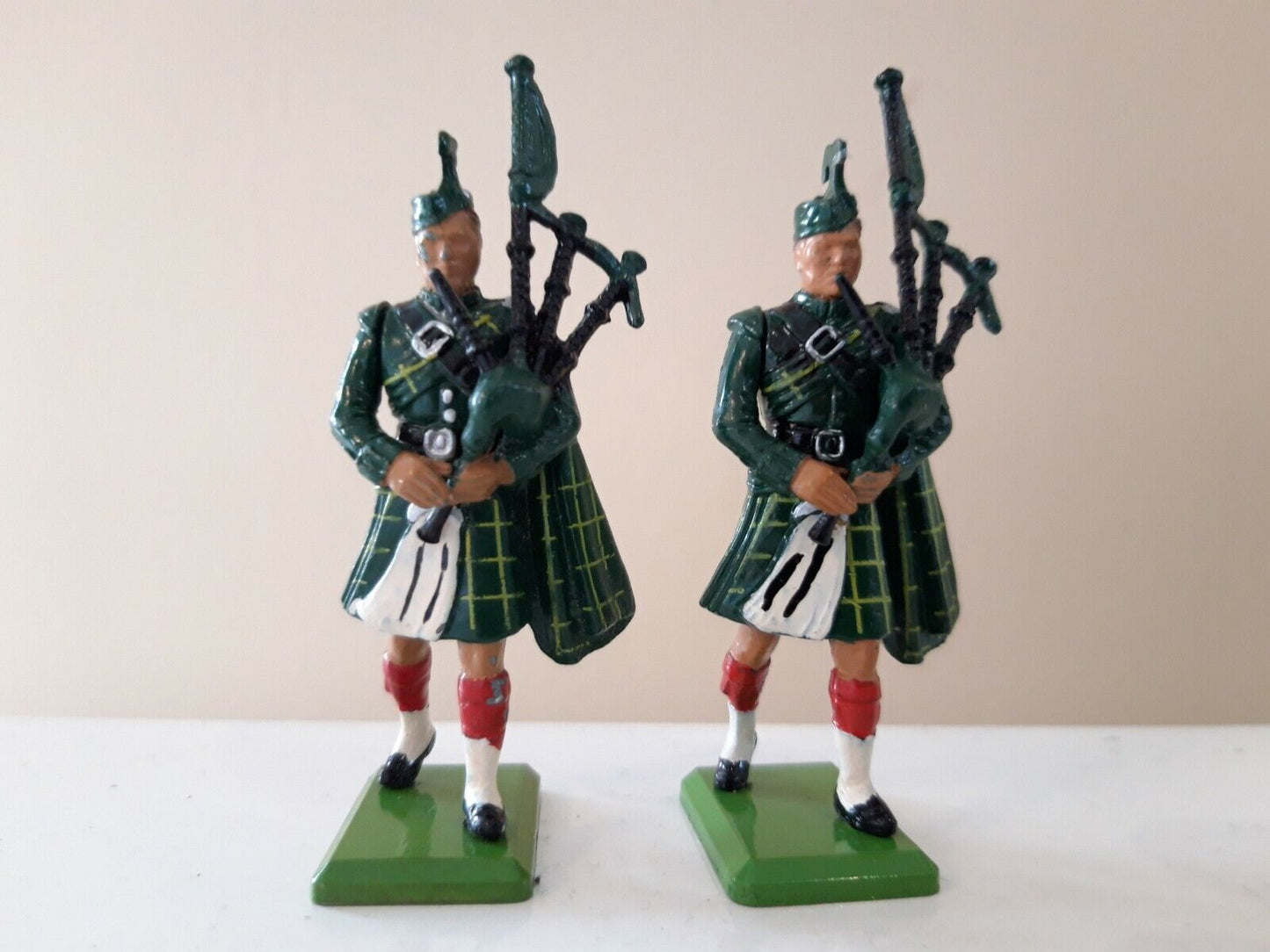 Britains ceremonial cameron band pipers buckingham palace 1:32 1980s b2 0411
