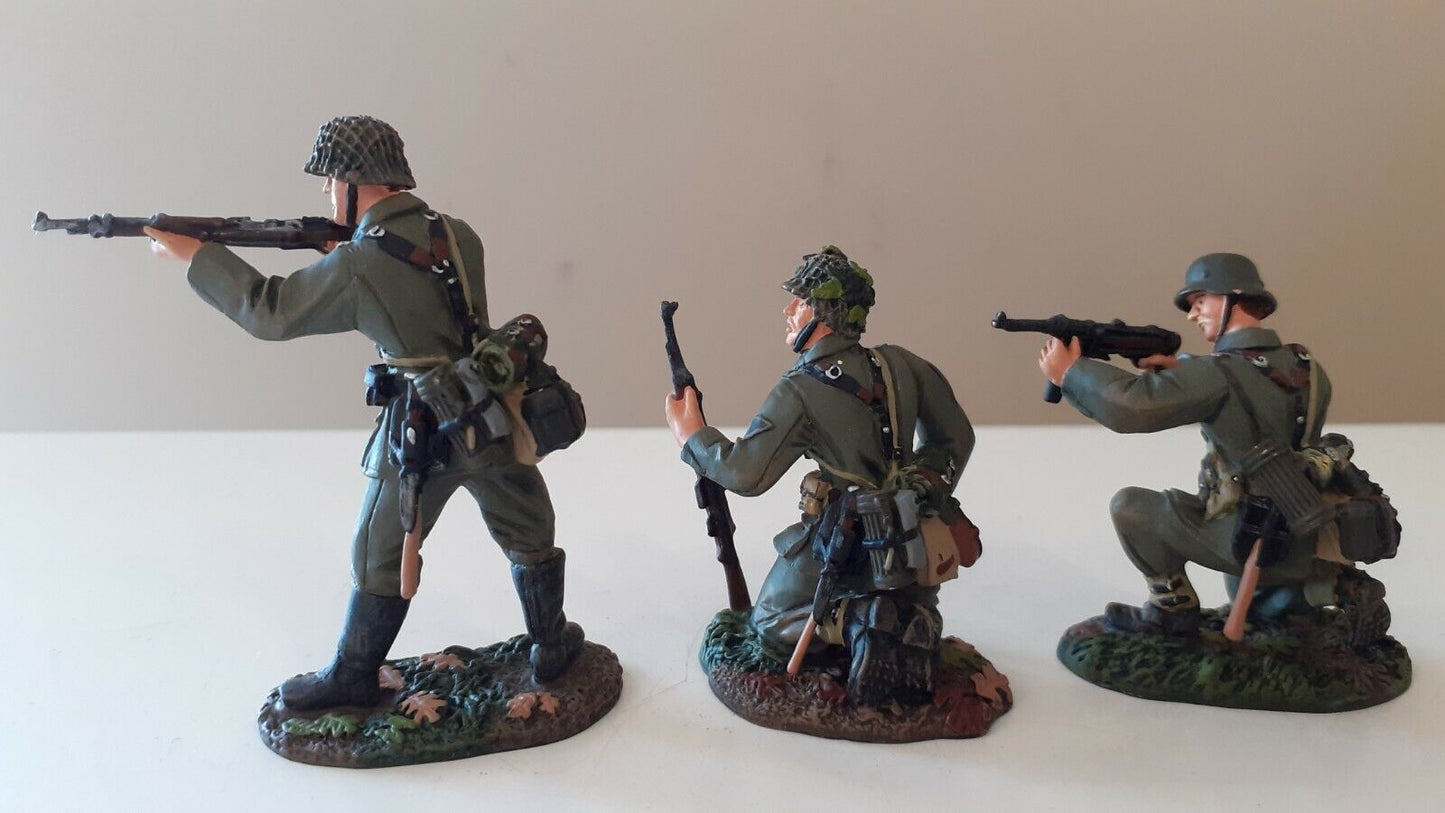 Britains ww2 17875 german infantry firing 2007 metal 1:32 boxed