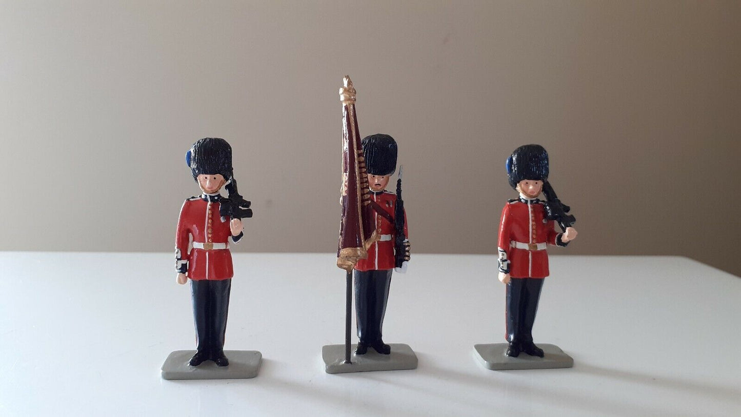 Britains ceremonial Irish guards 1:32 metal figure buckingham palace 40113