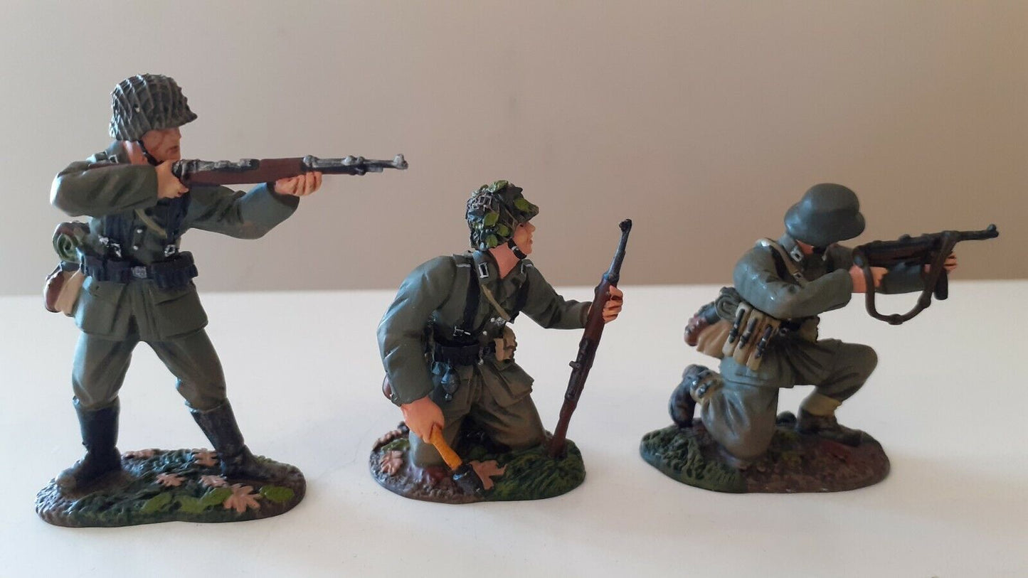 Britains ww2 17875 german infantry firing 2007 metal 1:32 boxed