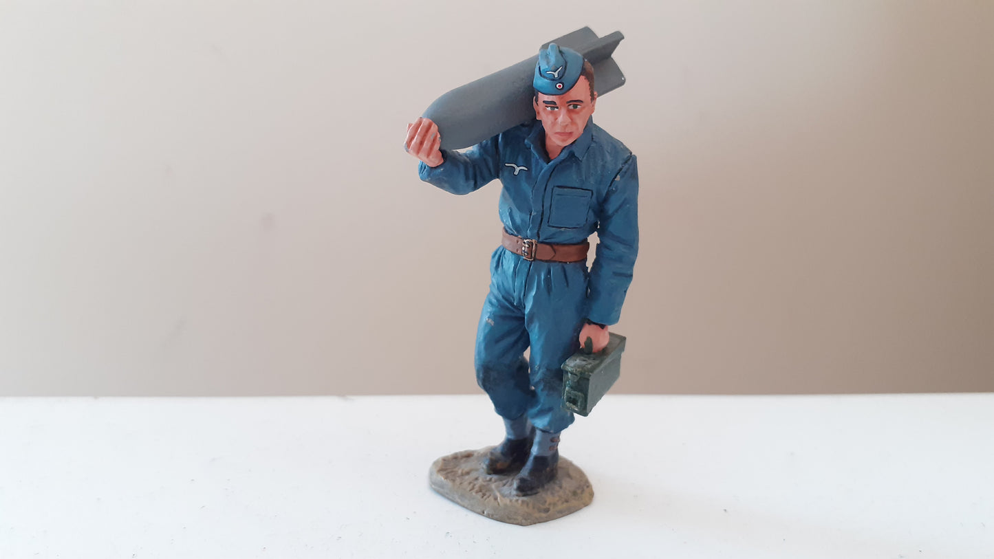 King and country ww2 german luftwaffe Airman With Ammo Boxed lw006 2009 wdb rb