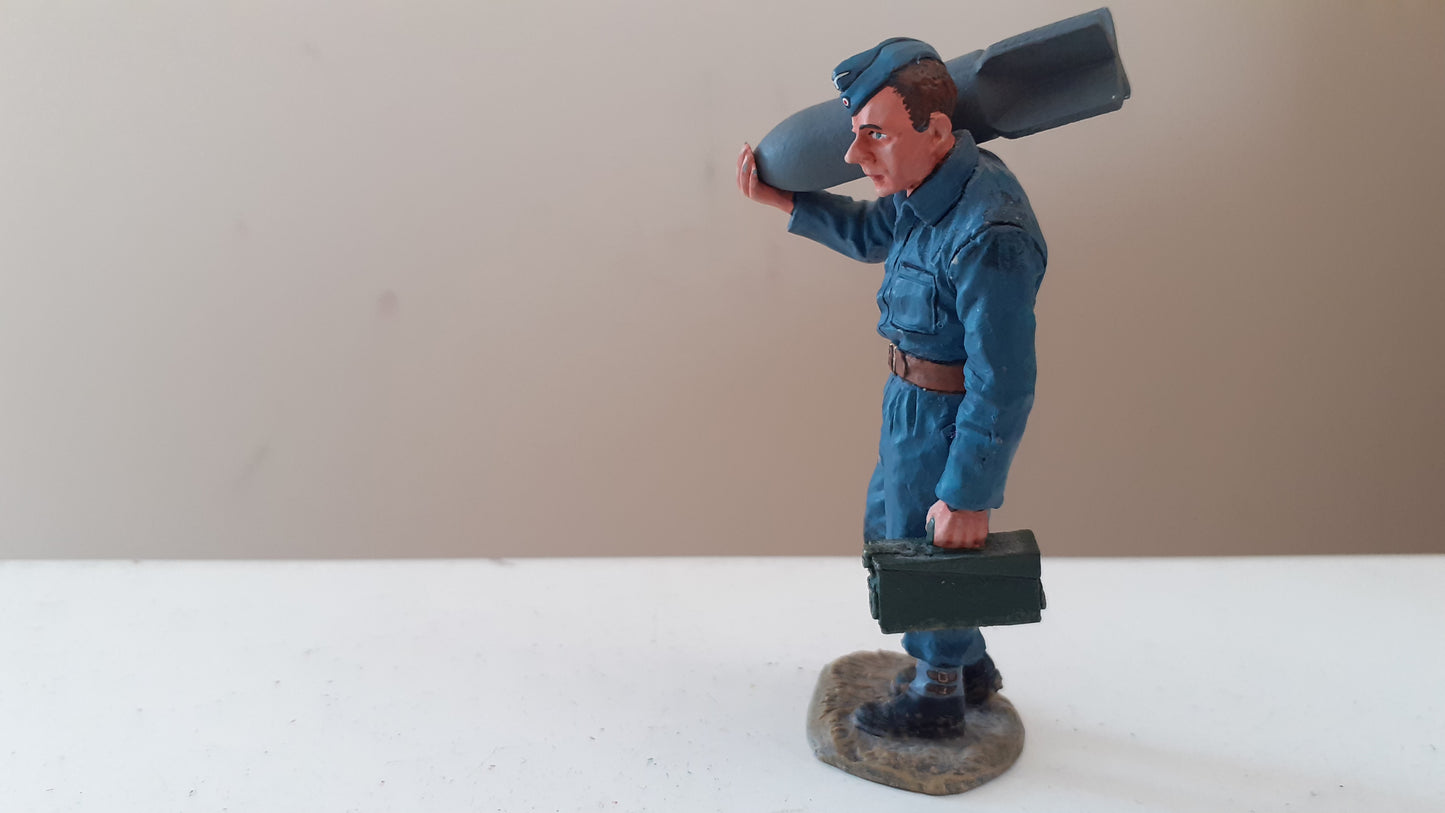 King and country ww2 german luftwaffe Airman With Ammo Boxed lw006 2009 wdb rb