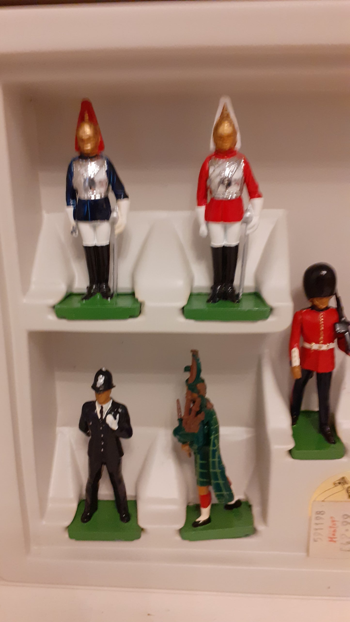 BRITAINS 8007 All The Queens Men Pipers Beefeaters Boxed Guards 1990 1:32 S713
