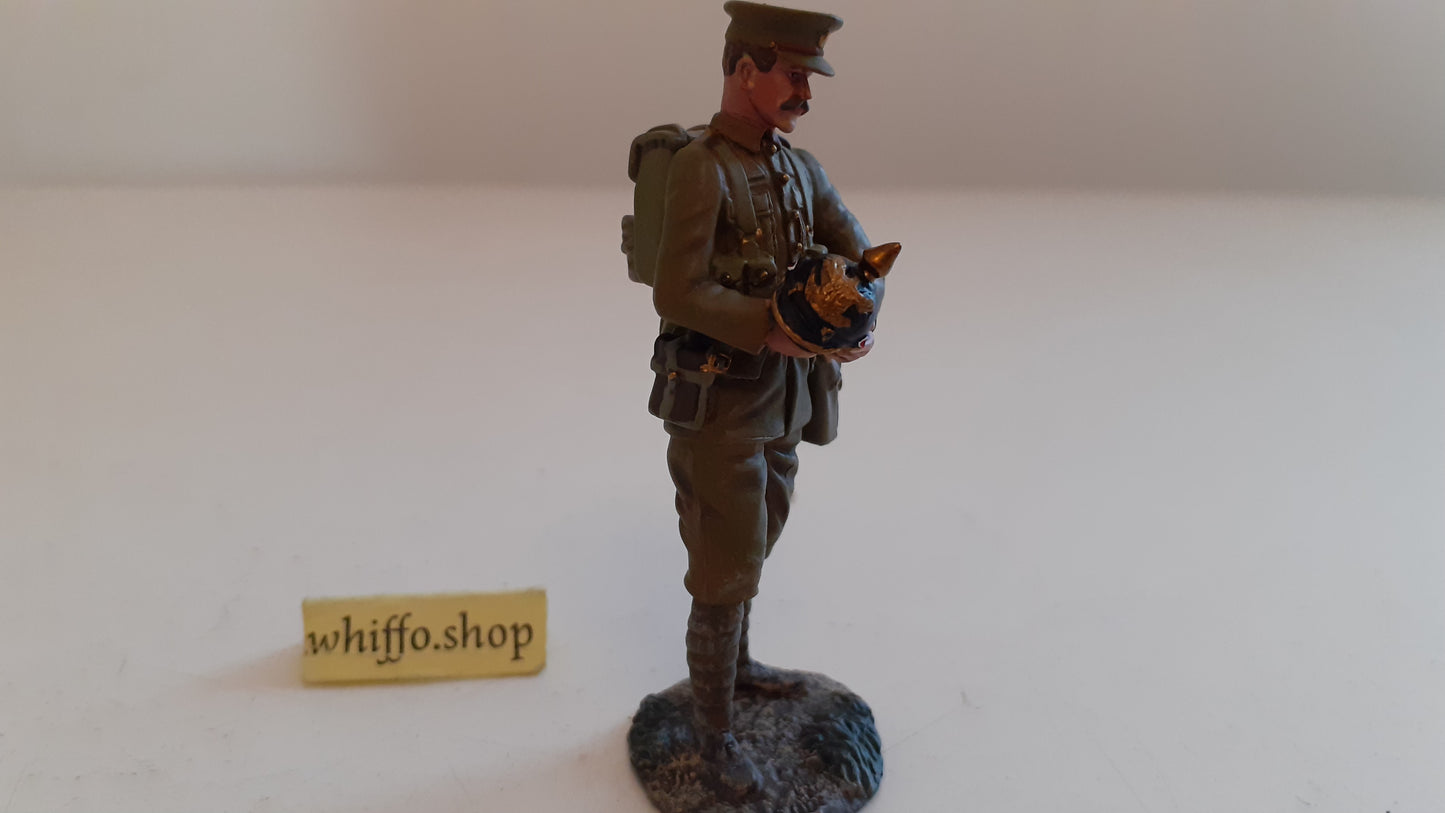 Britains 23068 ww1 british infantry Souvenir german helmet b617