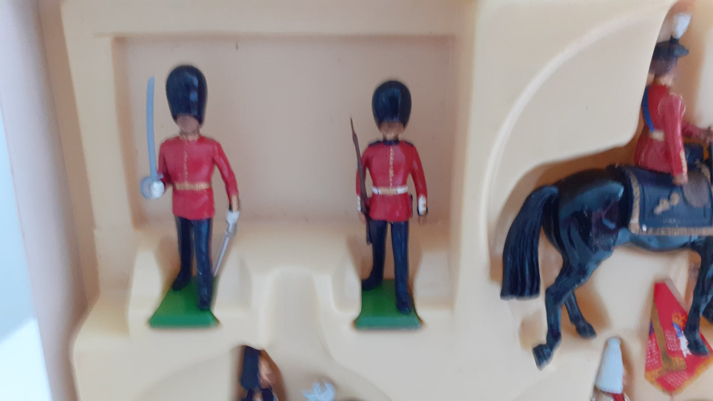 Britains 7218 1980s red box queen Elizabeth scots guards cavalry 1:32 s720