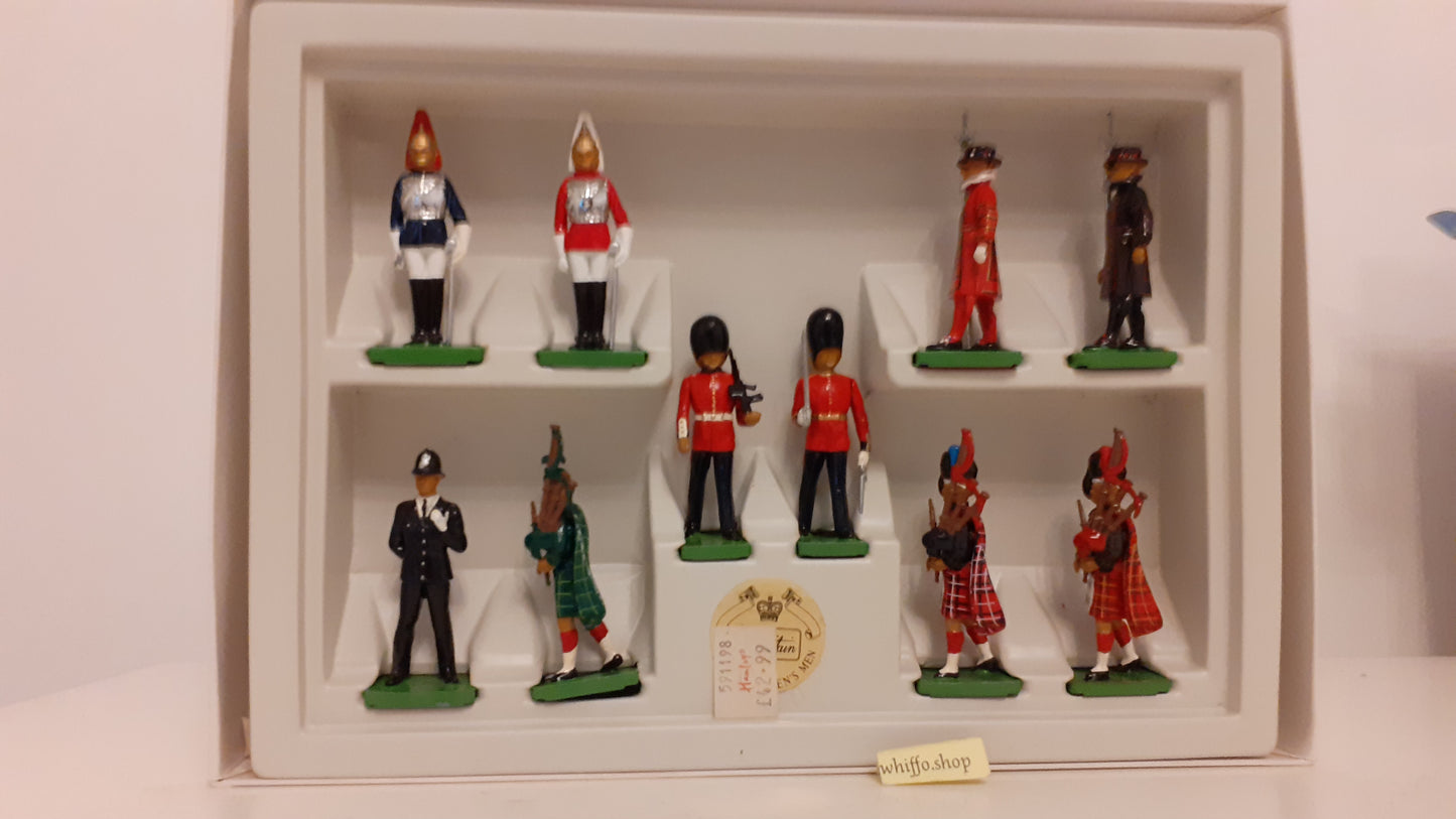 BRITAINS 8007 All The Queens Men Pipers Beefeaters Boxed Guards 1990 1:32 S713