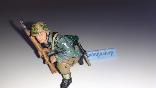 King and country Ww2 Lah11 tank rider German Berlin 1945 2005 no box 1:30  W1211