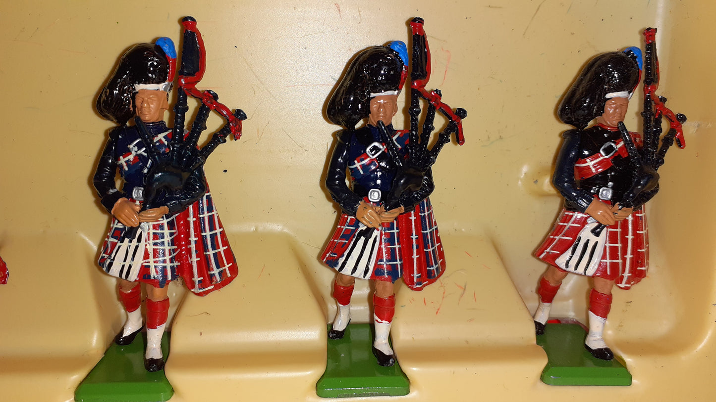 Britains deetail 7241 Scots Guards Pipers ceremonial band bagpipes  1980s 1:32