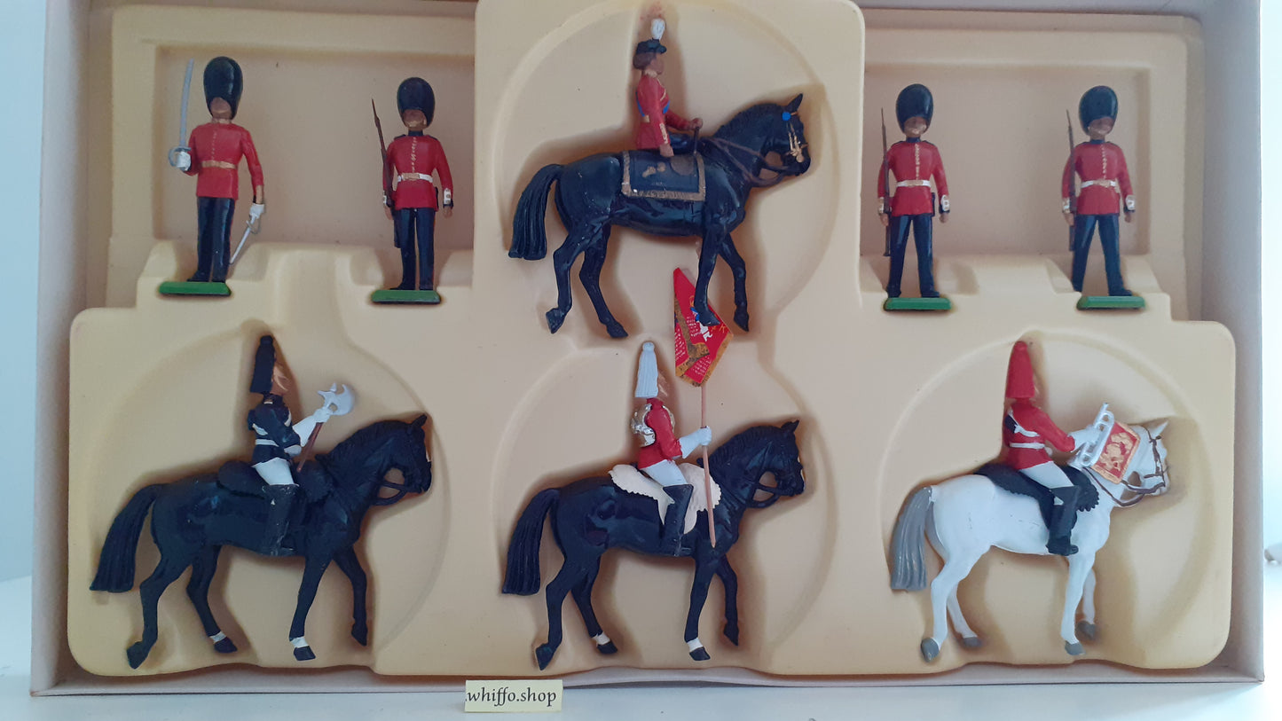 Britains 7218 1980s red box queen Elizabeth scots guards cavalry 1:32 s720