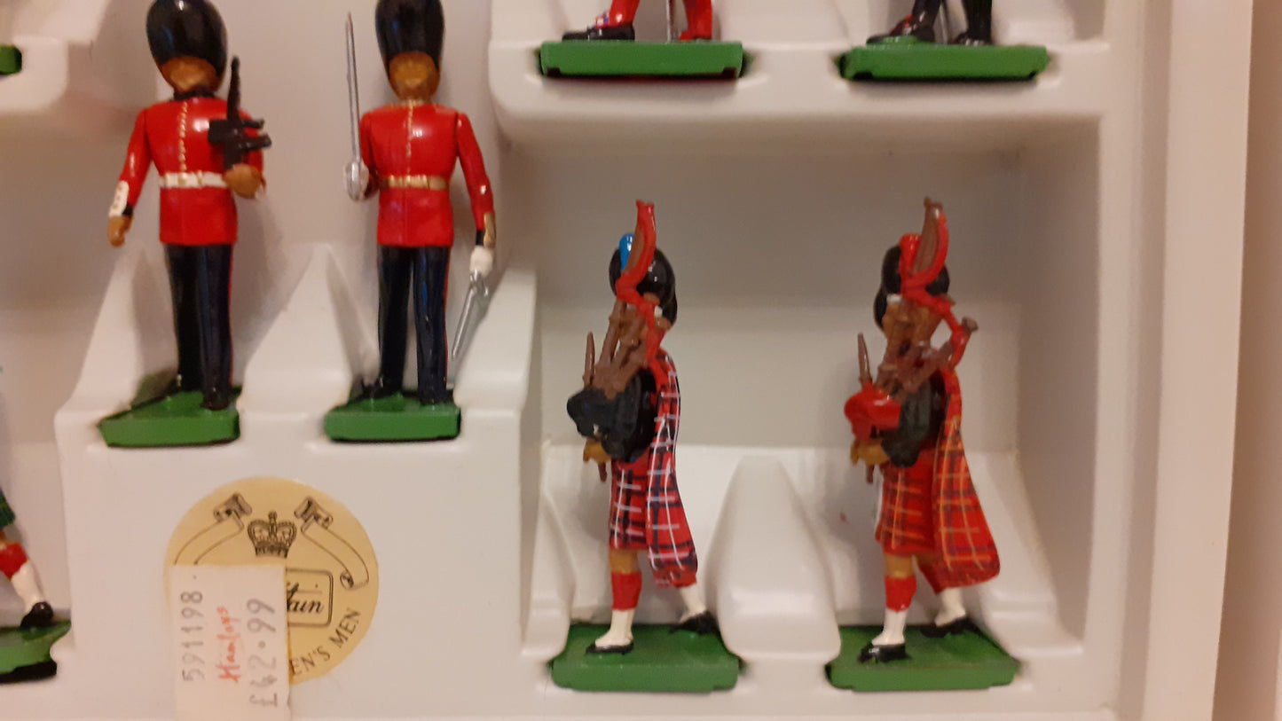 BRITAINS 8007 All The Queens Men Pipers Beefeaters Boxed Guards 1990 1:32 S713