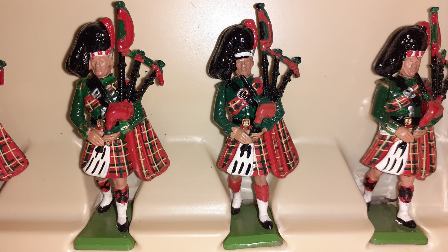 Britains 7240 1980 Black Watch Pipers Ceremonial 1:32 metal boxd  S8