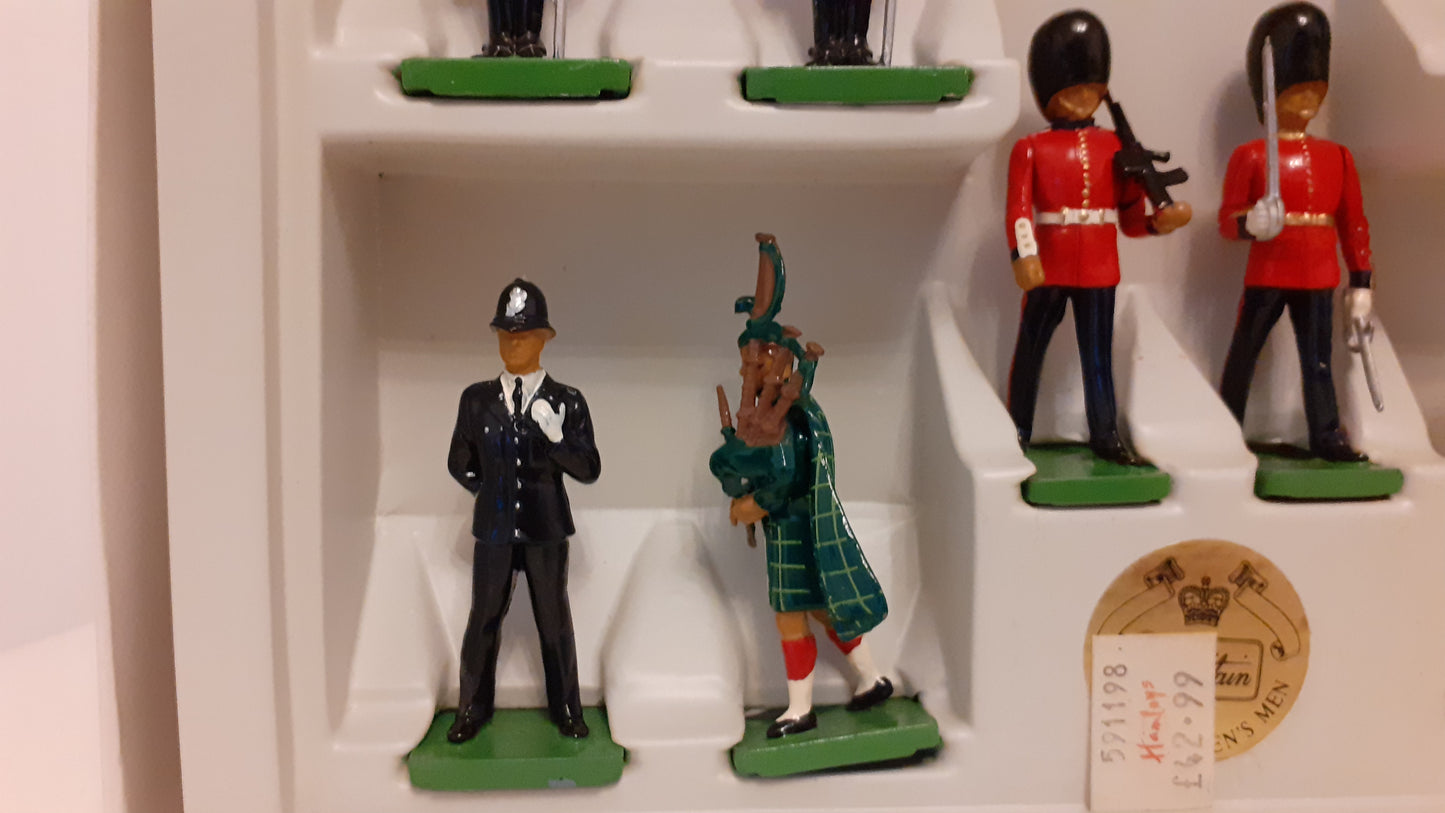 BRITAINS 8007 All The Queens Men Pipers Beefeaters Boxed Guards 1990 1:32 S713