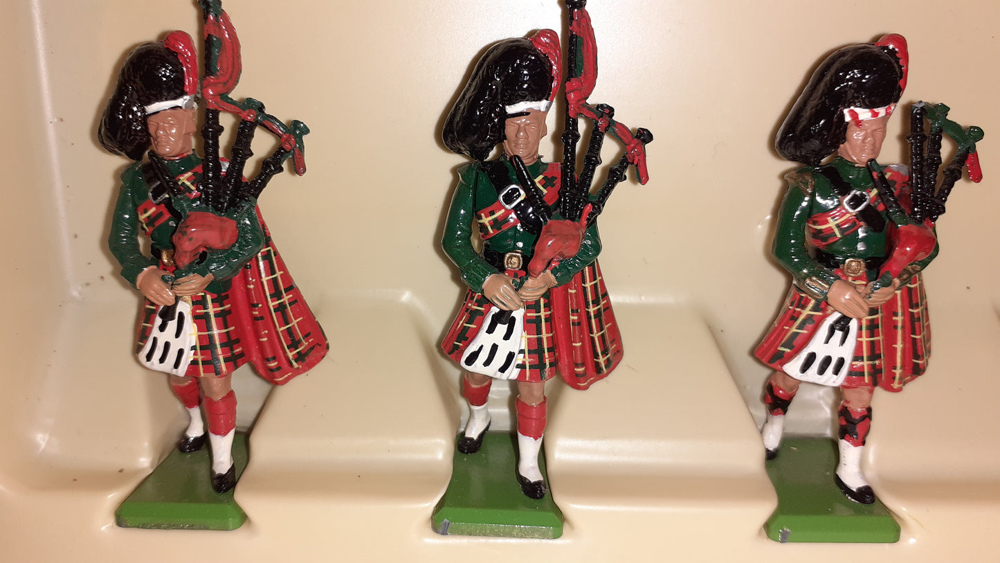 Britains 7240 1980 Black Watch Pipers Ceremonial 1:32 metal boxd  S8