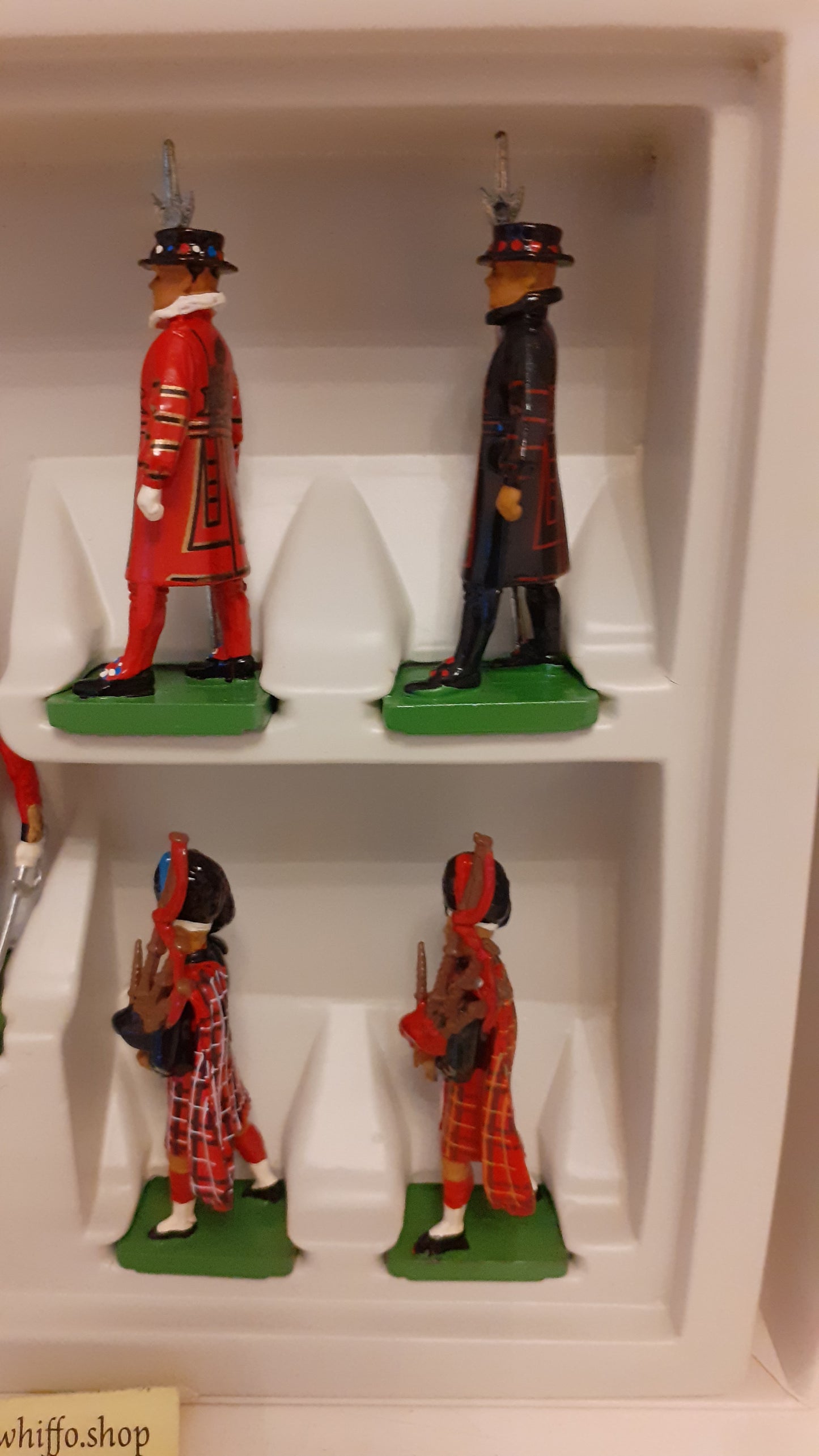 BRITAINS 8007 All The Queens Men Pipers Beefeaters Boxed Guards 1990 1:32 S713