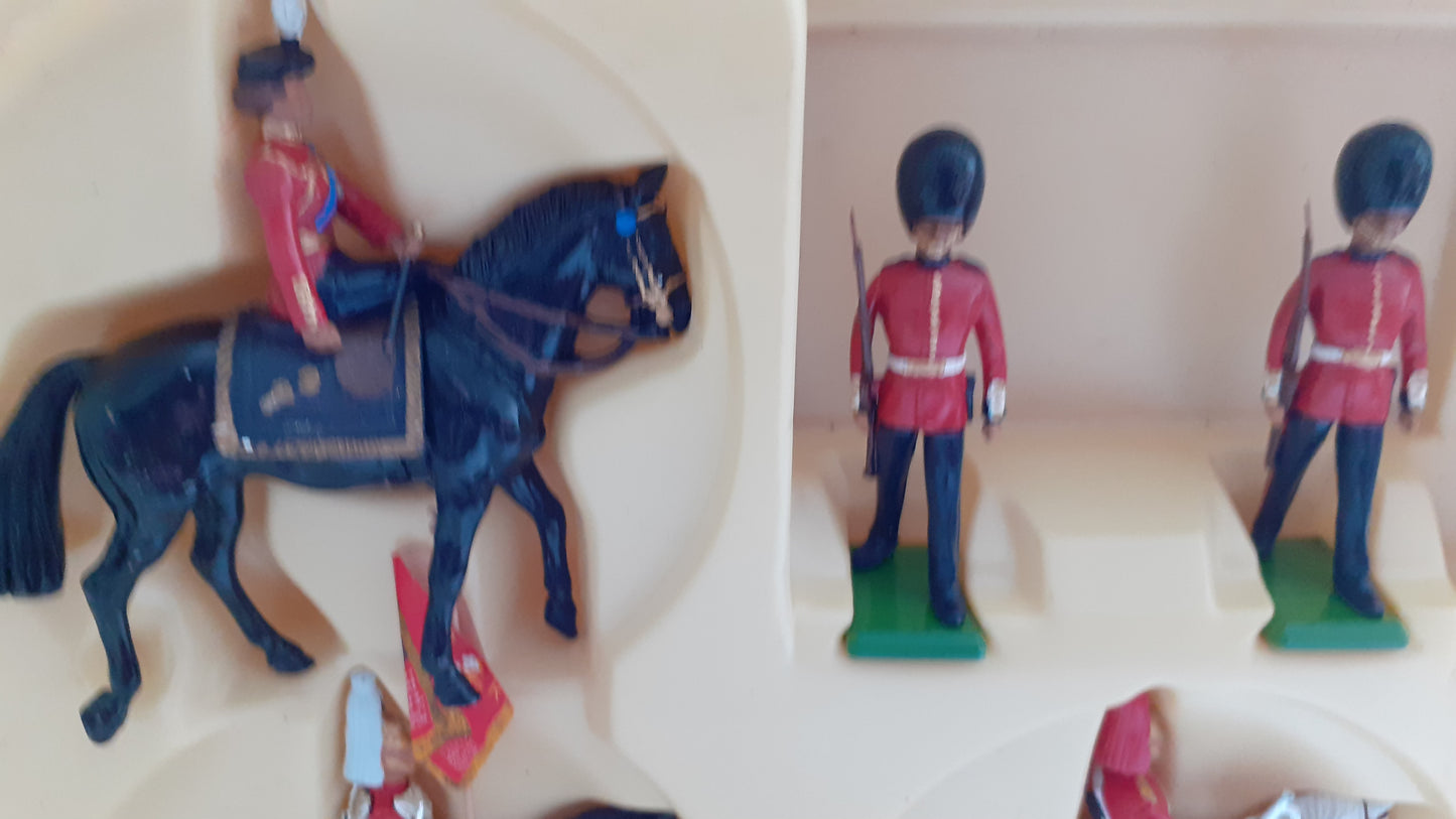 Britains 7218 1980s red box queen Elizabeth scots guards cavalry 1:32 s720