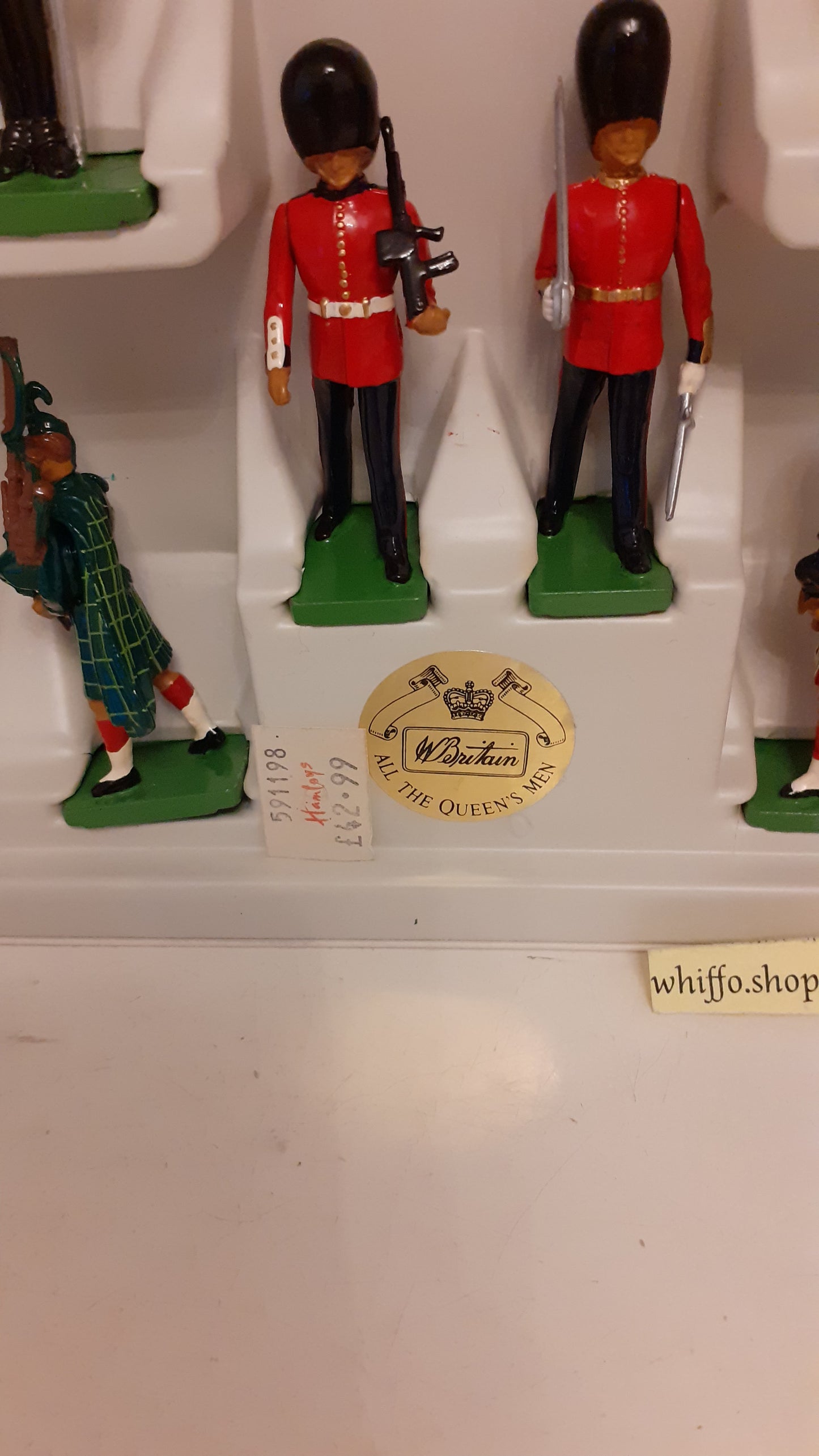 BRITAINS 8007 All The Queens Men Pipers Beefeaters Boxed Guards 1990 1:32 S713