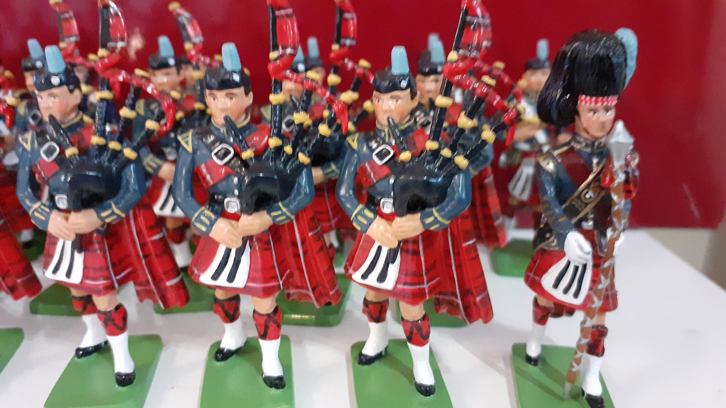 BRITAINS 43041 raf leuchars pipes drums large 20 piece BAND 2005 1:32  boxed