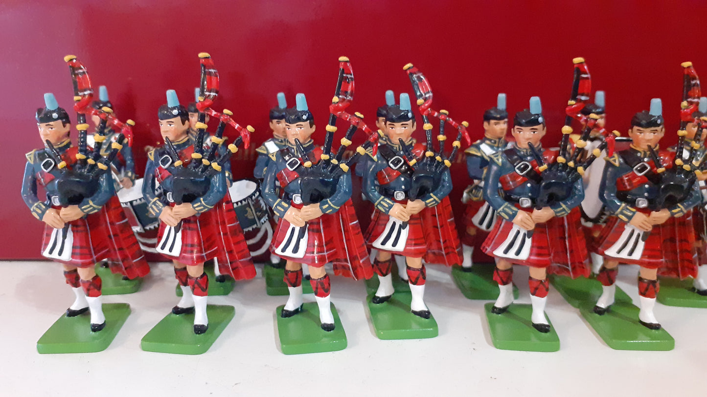 BRITAINS 43041 raf leuchars pipes drums large 20 piece BAND 2005 1:32  boxed