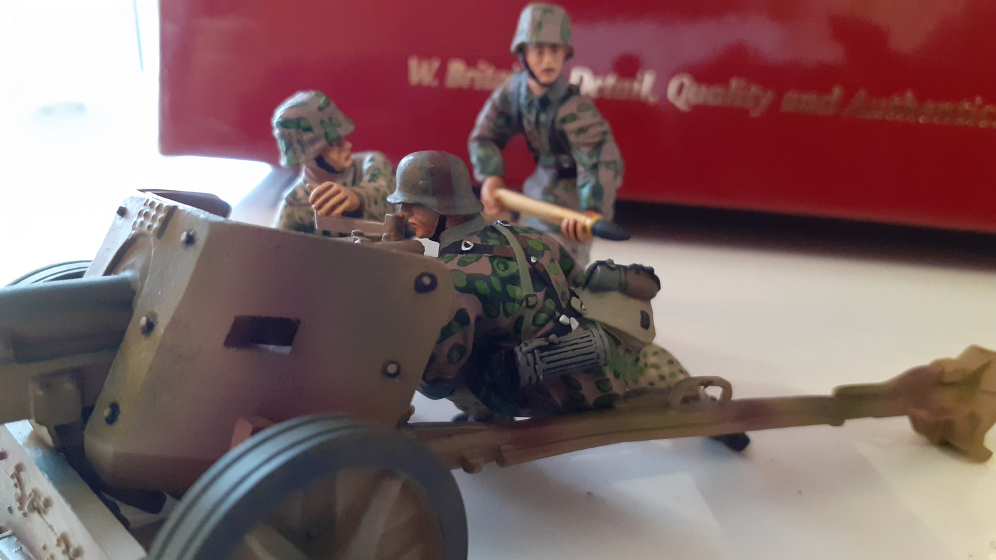 Britains 17659  ww2 German panzer pak 40 cannon crew