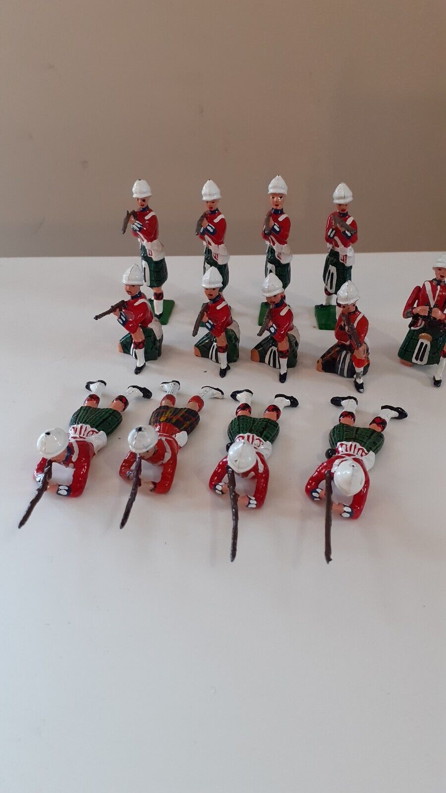 Britains cameron highlanders 13 figs 1950s 1:32 metal kneeling officer w11