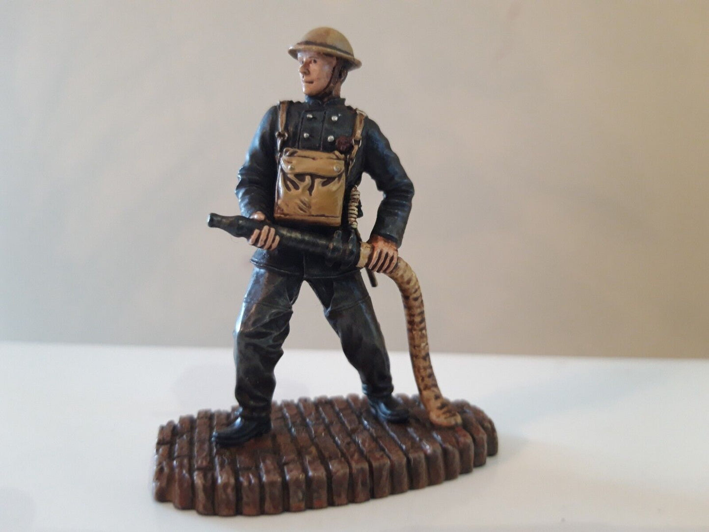 corgi forward march civilians at war ww2 blitz  fireman 1:32metal