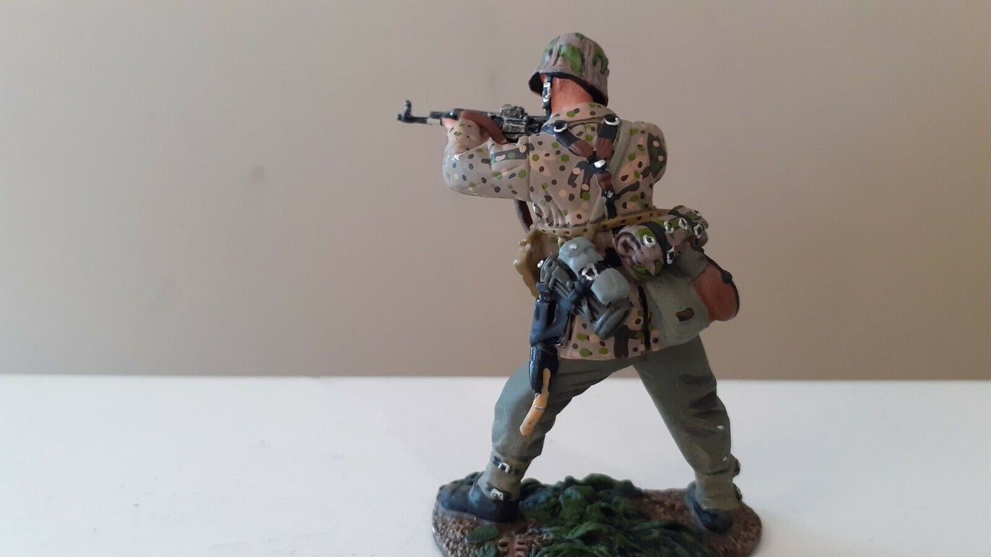 Britains ww2 25010 german grenadier firing  2009 metal 1:32  boxed b8