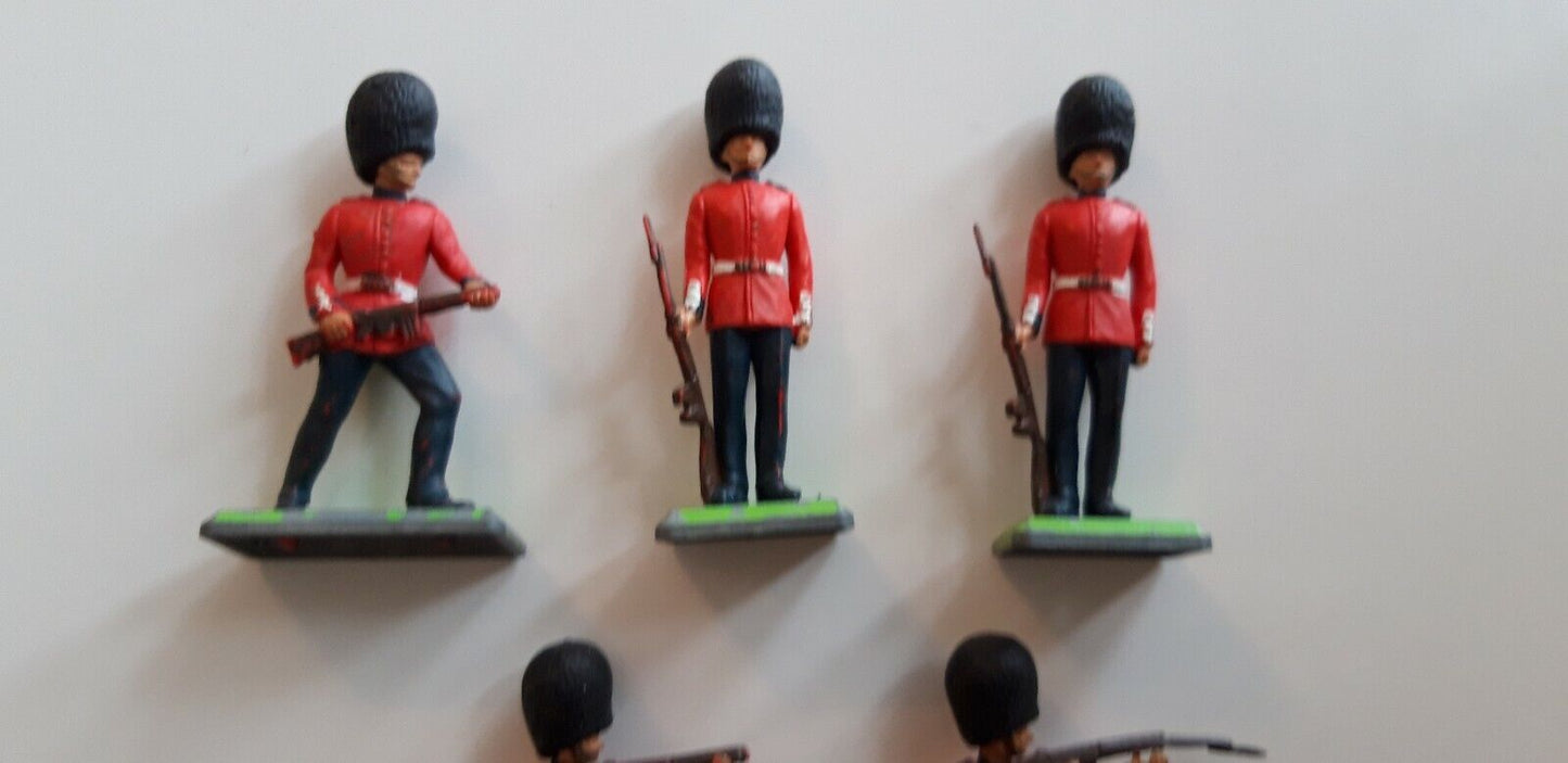 Britains deetail scots guards  1970s  1:32  b2