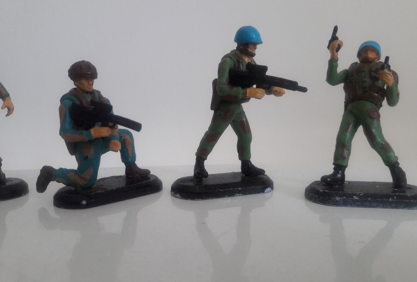 Britains deetail ww2 task force poseable  1:32 plastic figure metal base