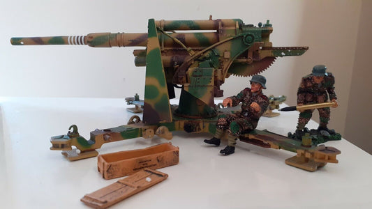 The collectors showcase ww2  German 88mm flak 37 crew boxed cs00513 1:30