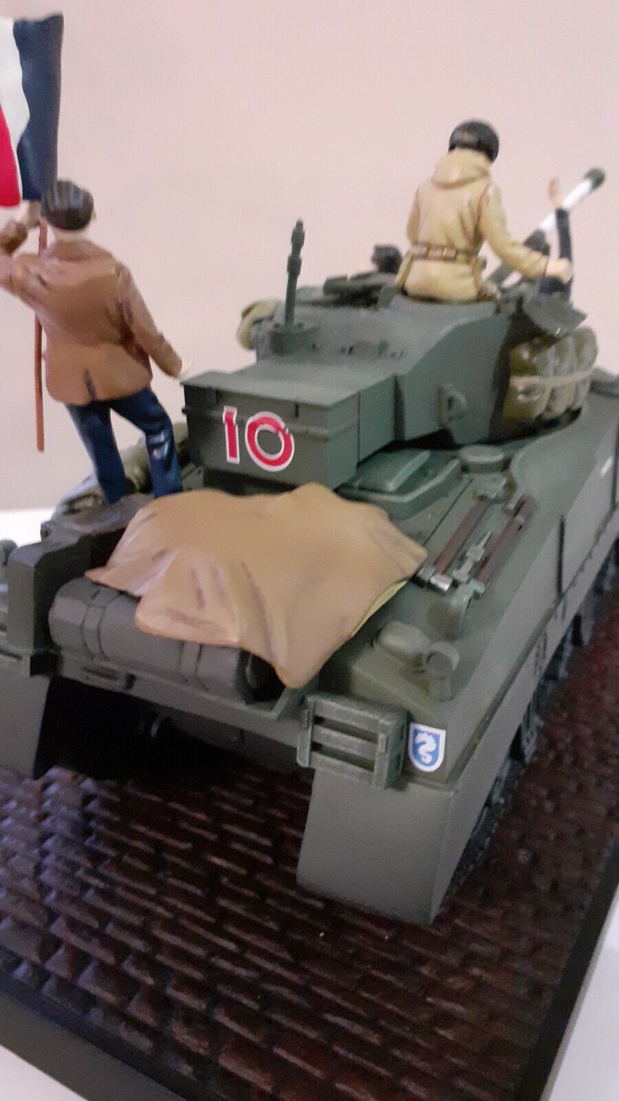 Britains 41165 2005  ww2 Sherman tank ve day 60th anniversary base boxed 1:32